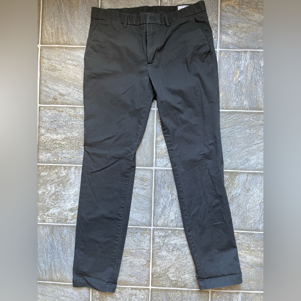 LIKE NEW! Men’s 34x32 Dark Grey GAP Pants Skinny
